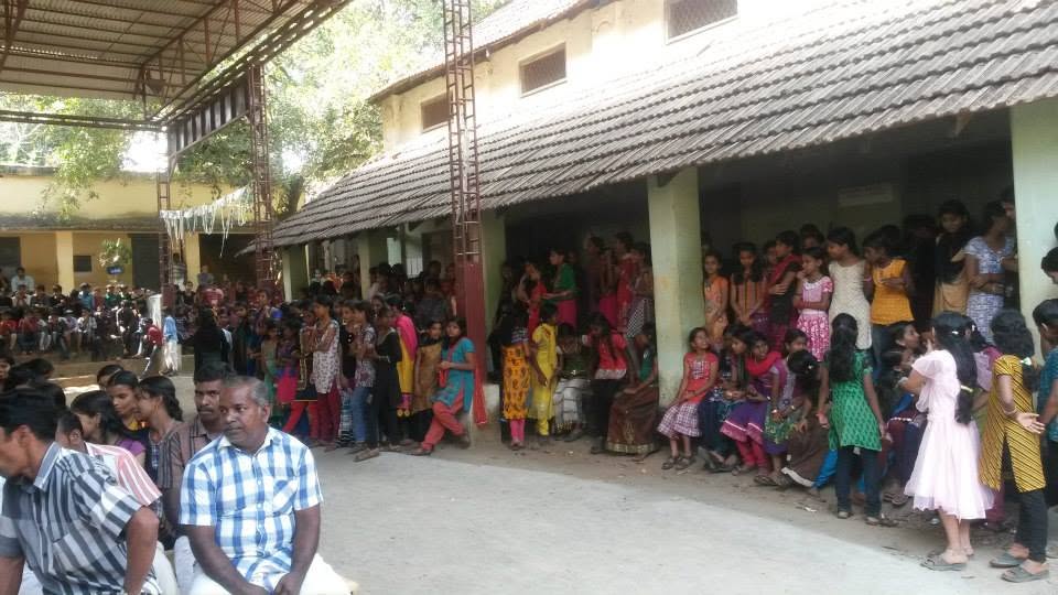 Crowds outside the hall at the GHSS Vellinezhi health programme