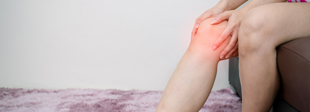 A therapist administering an Ayurvedic knee therapy